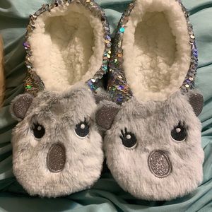Not sure brand, size 9, sequence, animal, slippers.